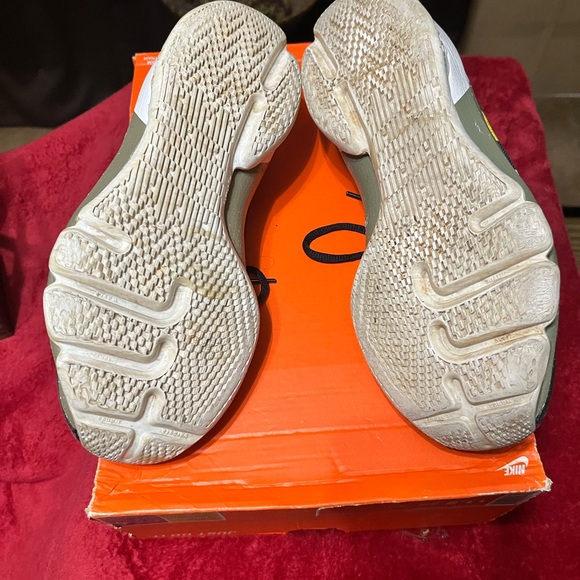 Pair of Nike sneakers size 5 in men, GUC. - Picture 5 of 9